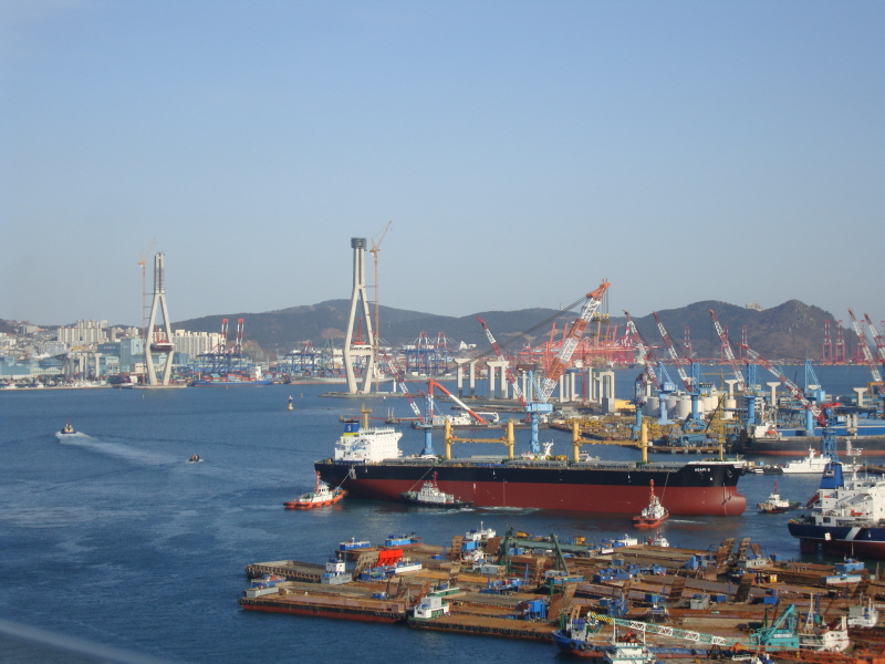 El Puerto de Busan es uno de las sedes de la exportación del país, un motor importante del crecimiento económico nacional. | Korea.net